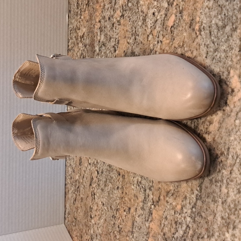 ALDO cut-out ankle booties, size 8. - Picture 1 of 6